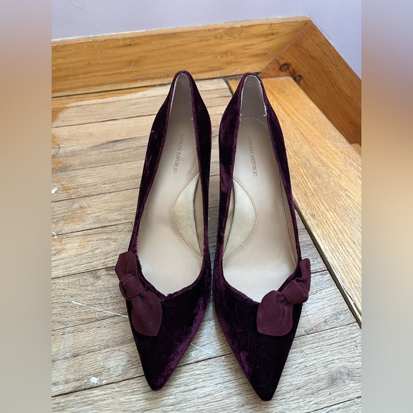 Banana Republic Shoes - Banana Republic Women's Velvet Plum Heels